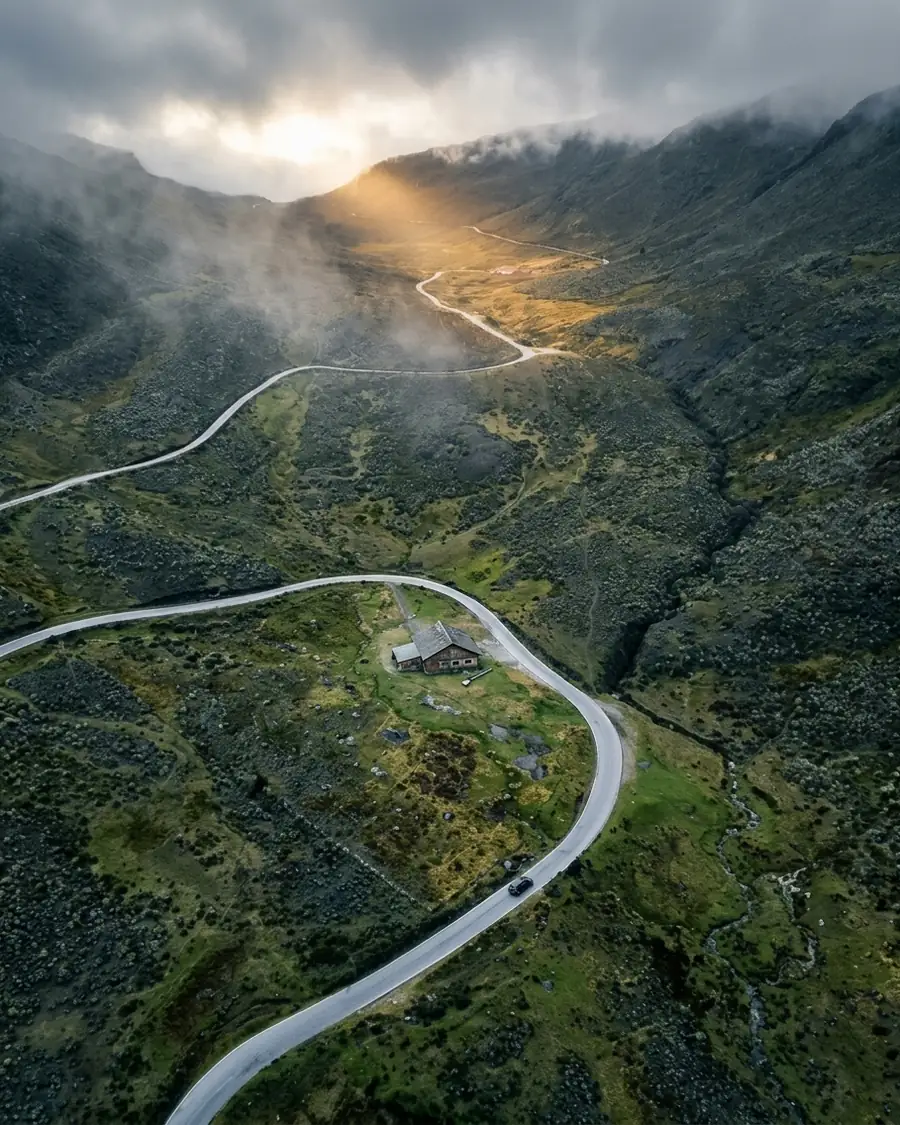 Vista aérea de una carretera de montaña serpenteando entre los valles verdes de los Andes de Mérida Venezuela