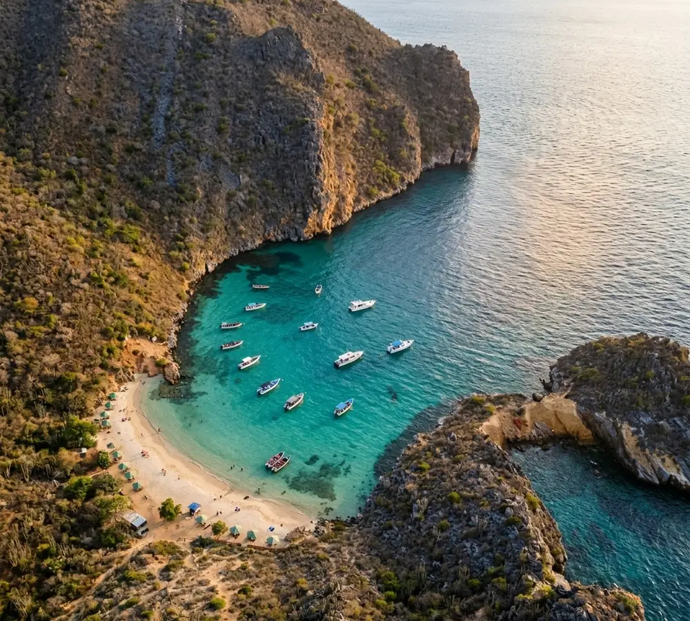 Parque Nacional Mochima de Venezuela en un día soleado con varias embarciones cerca de la orilla