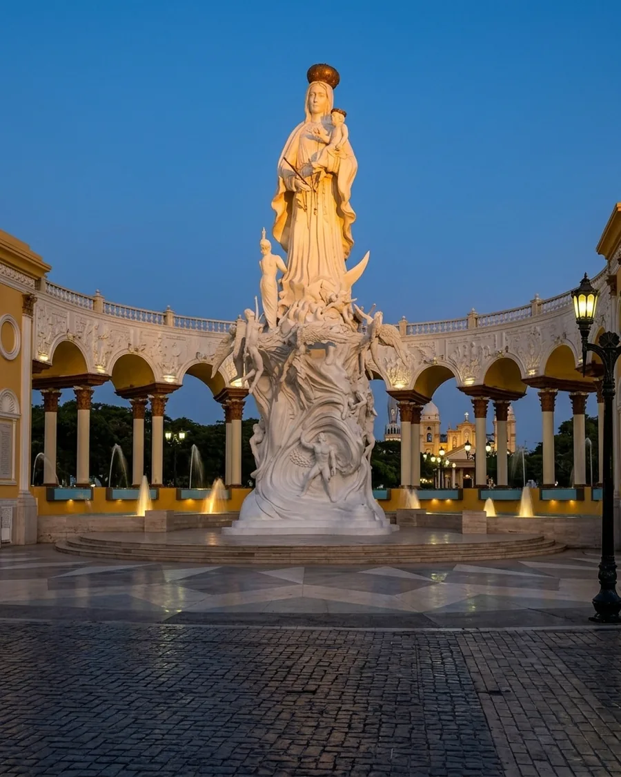 Monumento a la Virgen de Chiquinquirá en Maracaibo iluminado al anochecer